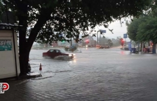 Kuyucak'ta sağanak yağış etkili oldu