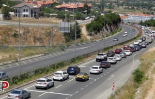 Tatil dönüşü başladı, yollarda trafik yoğunluğu...