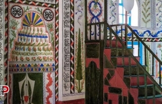 212 yıllık tarihi cami, kök boyası işlemeleriyle...