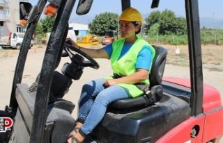 Ojeli tırnaklarıyla direksiyon başına geçti,...