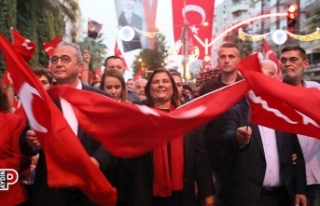 Aydınlılar Cumhuriyet yürüyüşünde bulvara sığmadı