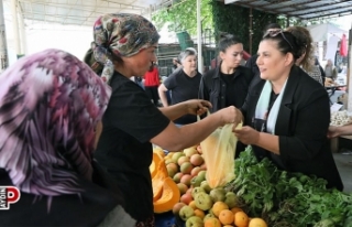 Başkan Çerçioğlu İncirliova pazarında vatandaşlarla...
