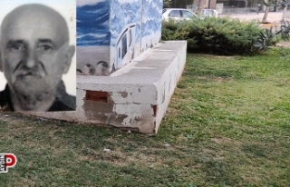 Evsiz adam parkta ölü bulundu