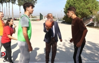Sokak basketbolu turnuvasının top atışını Başkan...