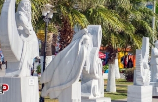 Kuşadası Heykel Sempozyumu eserleri sahilde sergileniyor