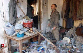 Milyoner adam tüm evlerini çöple doldurmuş