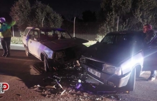 İki otomobil kafa kafaya çarpıştı: 3 yaralı