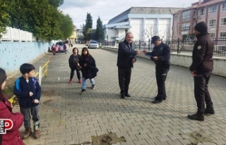 Polisler okul önlerinde kuş uçurtmuyor