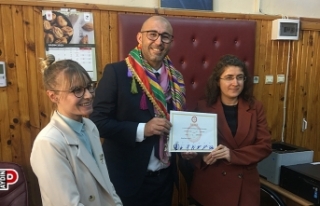 Rozetini çıkardı göreve başladı