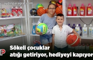 Sökeli çocuklar atığı getiriyor, hediyeyi kapıyor