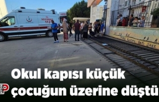 Okul kapısı küçük çocuğun üzerine düştü