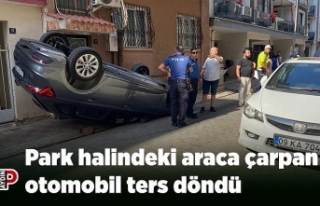 Park halindeki araca çarpan otomobil ters döndü