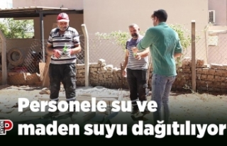 Personele su ve maden suyu dağıtılıyor