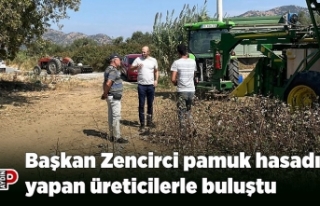 Başkan Zencirci pamuk hasadı yapan üreticilerle...