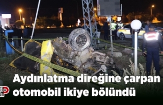 Aydınlatma direğine çarpan otomobil ikiye bölündü