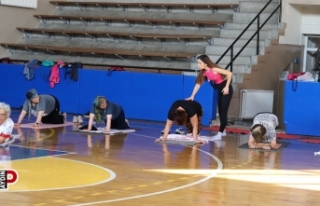 Nazilli’de kadınlar güne yogayla başlıyor