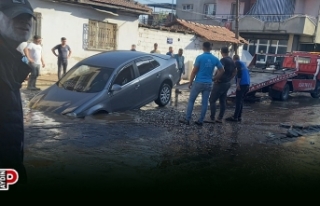 İçme suyu hattı patladı, otomobil içine düştü