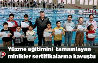 Yüzme eğitimini tamamlayan minikler sertifikalarına...