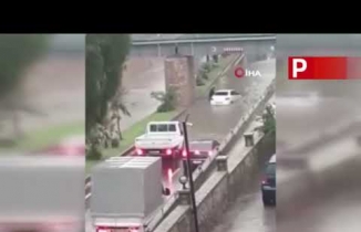 Yollar göle döndü, trafik akışı durdu